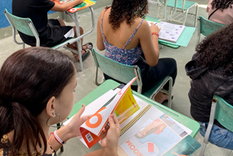 Alunos de projeto da Lêda recebem livros didáticos